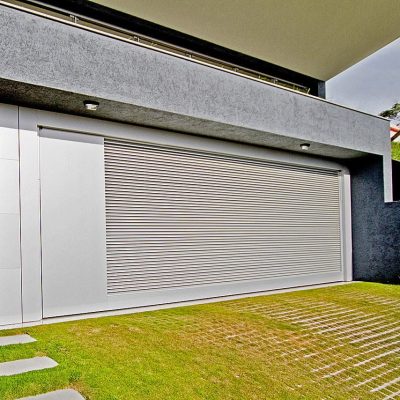 Nên dùng cửa cuốn khe thoáng hay cửa cuốn tấm liền?